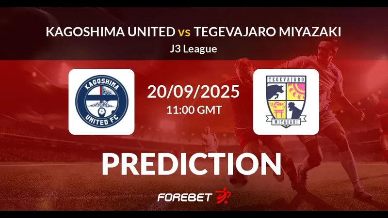 Cầu thủ từ Tegevajaro Miyazaki tấn công trước hàng phòng ngự của Kagoshima Utd