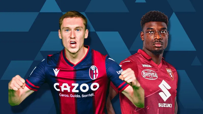 Cầu thủ Torino và Bologna đang tranh chấp quả bóng trên sân