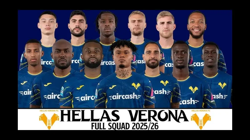 Cầu thủ của Atalanta và Verona đang tranh chấp bóng trên sân